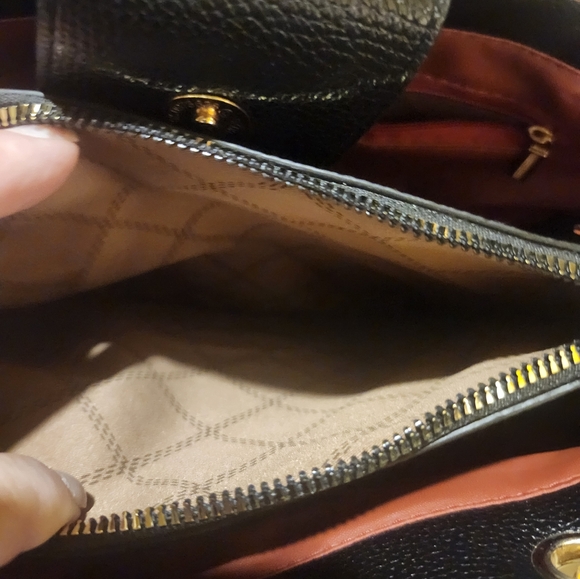 Elegant Black Quilted Chain Bag - Picture 3 of 6